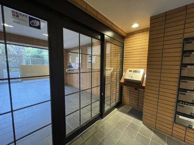 このマンション知っている人は、４階だからこそ意味があると分かる。そんな【NICシルクハイム三ッ沢桜台A棟】リノベーションのエントランス