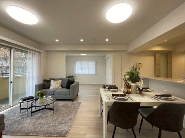 このマンション知っている人は、４階だからこそ意味があると分かる。そんな【NICシルクハイム三ッ沢桜台A棟】リノベーションの居間・リビング