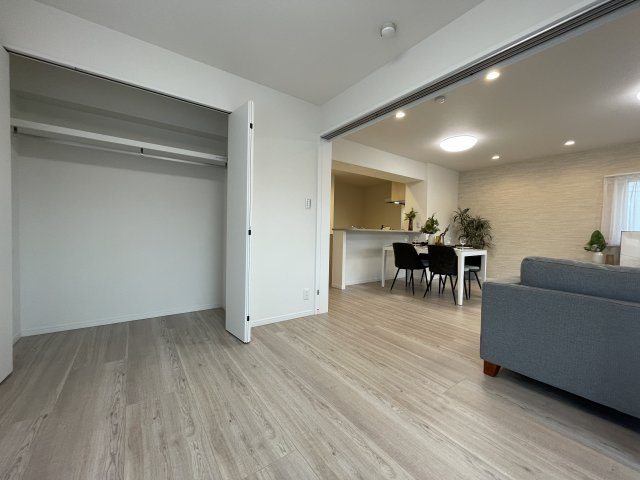 このマンション知っている人は、４階だからこそ意味があると分かる。そんな【NICシルクハイム三ッ沢桜台A棟】リノベーションの洋室