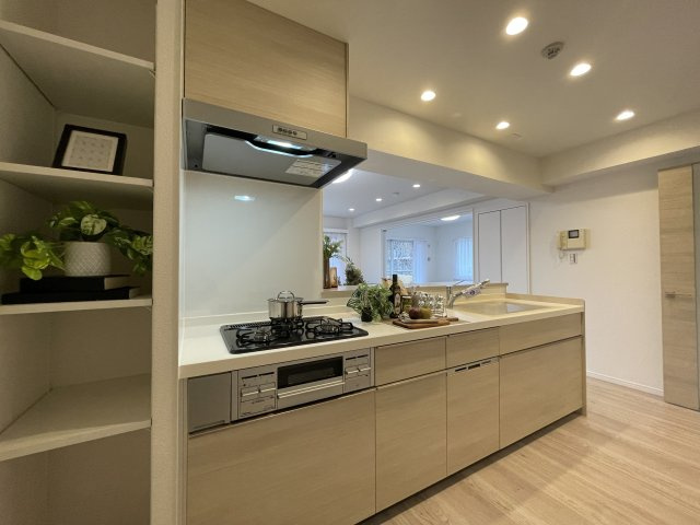 このマンション知っている人は、４階だからこそ意味があると分かる。そんな【NICシルクハイム三ッ沢桜台A棟】リノベーションのキッチン