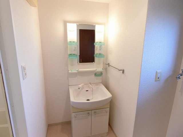 カーサヴェルデ宮ノ陣の独立洗面台|うれしいシャンプードレッサー付き