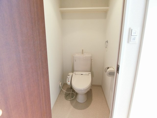 カーサヴェルデ宮ノ陣のトイレ|ゆったりとした空間のトイレです。棚も付いてます。