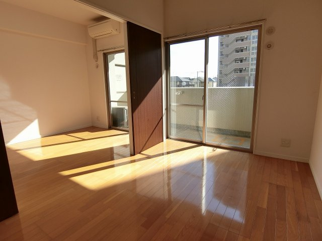 カーサヴェルデ宮ノ陣の洋室|リビング隣で使いやすい洋室です