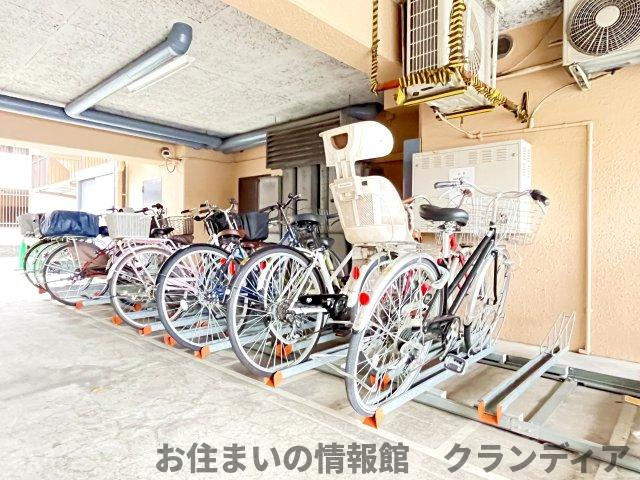 ライオンズマンション青戸第5の駐輪場|ドキドキの新生活も、安心してスタート。ぴったりの住まいを見つけませんか？クランディアが一緒に住まい選びをサポートします‼　まずは、お気軽にお問合せください　＃クランディア