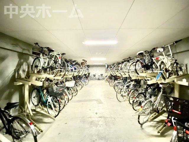 東京ビューマークスの駐輪場|【自転車置き場】最新の空き状況や費用などの詳細は担当スタッフまでお問い合わせください。