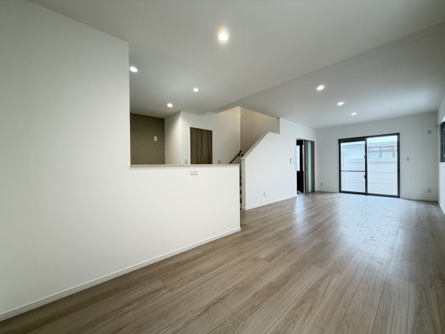 嘉手納屋良Ⅱ（全5棟）4号棟の居間・リビング|4号棟　LDK19.8帖♪リビング階段＋階段下収納付き♪