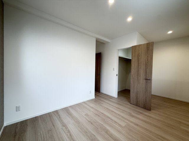 嘉手納屋良Ⅱ（全5棟）4号棟の洋室|4号棟　洋室8.1帖＋WIC付き♪