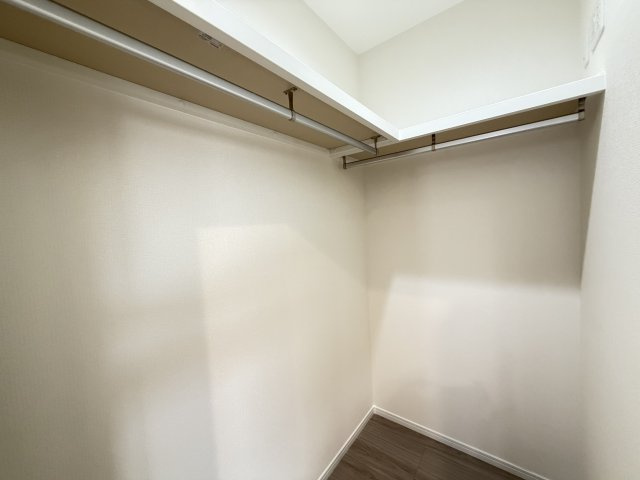 嘉手納屋良Ⅱ（全5棟）4号棟の収納|4号棟　洋室8.1帖＋WIC付き♪