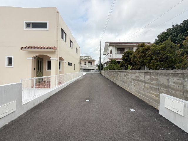 嘉手納屋良Ⅱ（全5棟）4号棟の前面道路含む現地写真|※東側道路♪