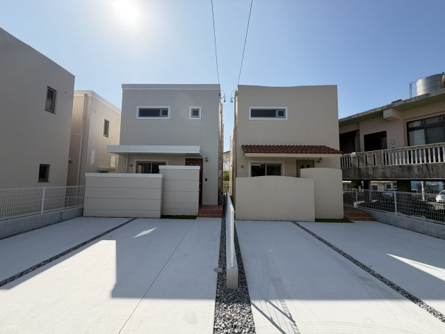 嘉手納屋良Ⅱ（全5棟）4号棟の外観|4号棟　並列駐車2台完備♪