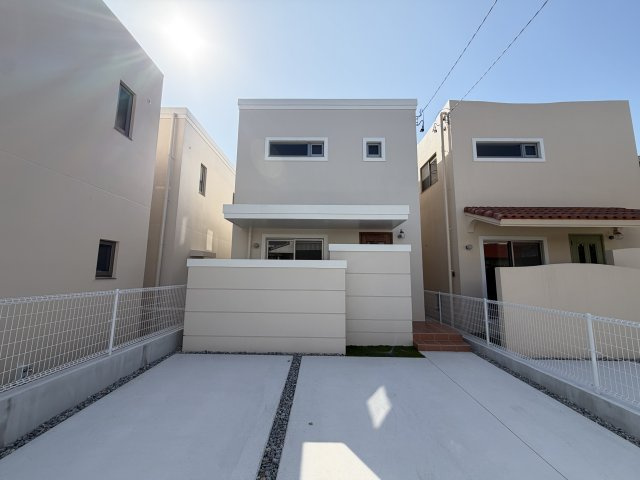 嘉手納屋良Ⅱ（全5棟）4号棟の外観|4号棟　並列駐車2台完備♪