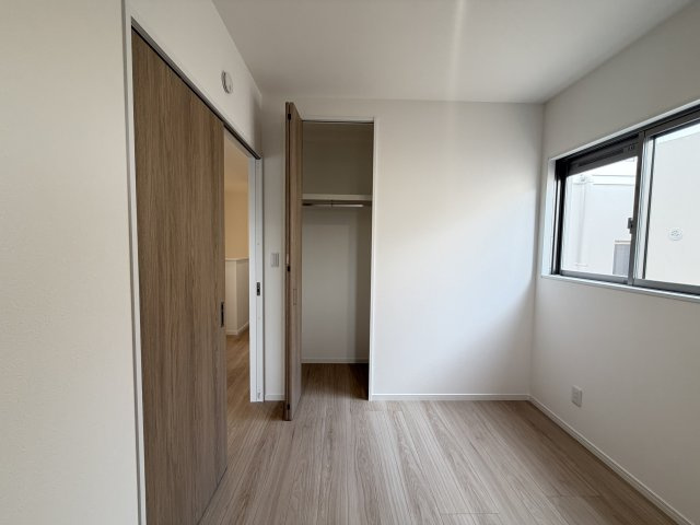 嘉手納屋良Ⅱ（全5棟）4号棟の収納|4号棟　洋室5.7帖＋CL付き♪