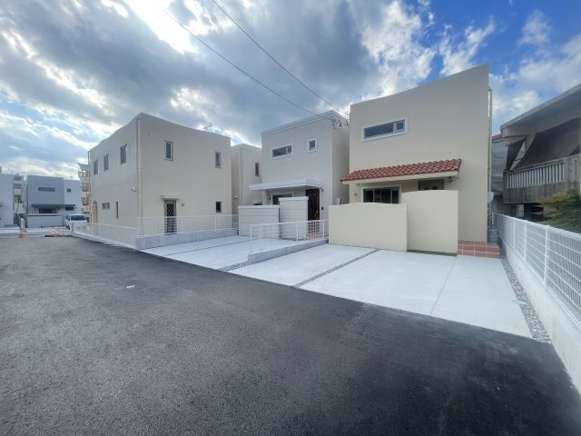 嘉手納屋良Ⅱ（全5棟）4号棟の前面道路含む現地写真|※東側道路♪
