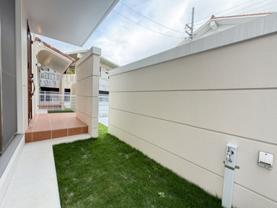 【前面道路含む現地写真】 | 嘉手納屋良Ⅱ（全5棟）4号棟 | ※東側道路♪