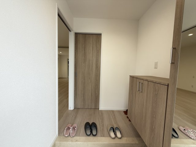 嘉手納屋良Ⅱ（全5棟）4号棟の玄関|4号棟　十分な収納付き玄関♪