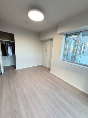 レ・ジェイド上北沢の洋室|外部の音が気になりにくい、落ち着いた雰囲気の洋室。自分だけの時間を大切にでき、読書やリラックスタイムにも最適です。住まいの中で静かに過ごせる、安心感のある空間です。				
				