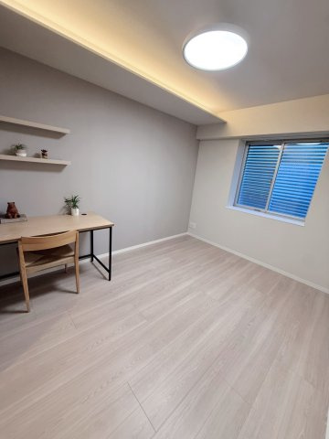 レ・ジェイド上北沢の洋室|子供部屋としても使いやすい洋室。成長や家族構成の変化に合わせて用途を変えられるため、長く住み続けられる住まいづくりに適しています。将来を見据えた使い勝手の良い一室です。				