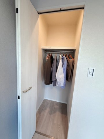 レ・ジェイド上北沢の収納|収納力のあるウォークインクロゼットを完備。衣類はもちろん、季節物や大型荷物もまとめて収納でき、居住空間をすっきり保てます。		