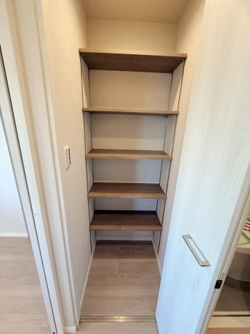 レ・ジェイド上北沢の収納|収納スペース。掃除用具や日用品のストックをまとめて収納でき、住空間を有効活用できます。				