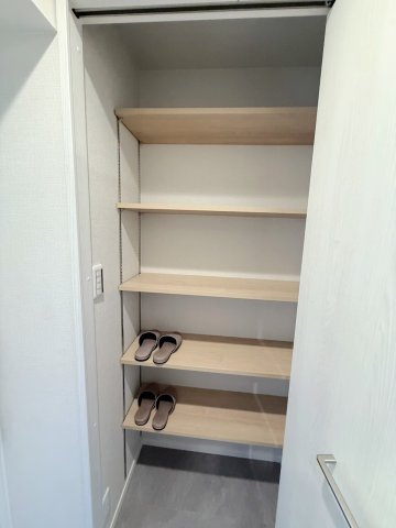 レ・ジェイド上北沢の収納|玄関横にシューズインクロゼットを設置。靴だけでなく、アウトドア用品なども収納でき、玄関周りを美しく保てます。				
				