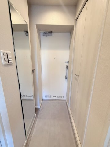 レ・ジェイド上北沢の玄関|使いやすさに配慮された玄関スペース。靴や小物を整理しやすく、玄関周りをすっきり保てます。動線も良好で、日々の外出や帰宅がスムーズに行える機能的な空間です。				