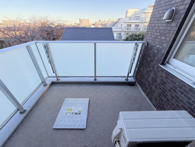 レ・ジェイド上北沢のバルコニー|採光・通風に優れたバルコニー。室内に明るさと開放感をもたらし、洗濯物もしっかり干せる実用性の高い空間です。