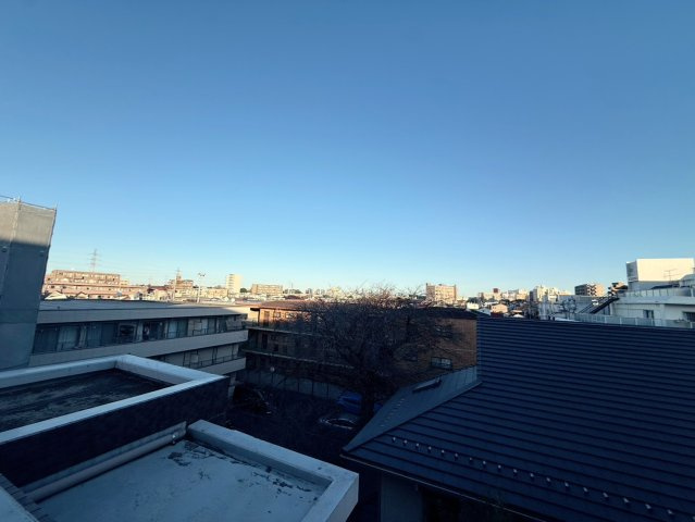 レ・ジェイド上北沢の展望|バルコニーや窓先に広がる、開放感のある眺望。視線を遮る建物が少なく、空の広がりを感じられます。時間帯や季節によって表情を変える景色が、日々の暮らしに心地よい変化をもたらします。
