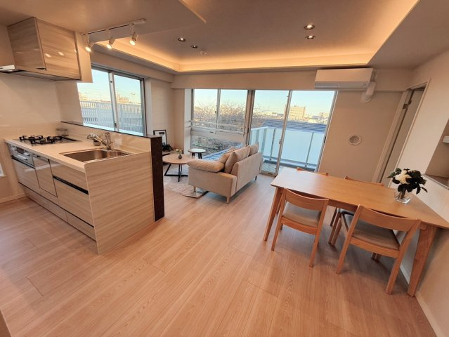 レ・ジェイド上北沢の居間・リビング|窓配置や天井の広がりを意識したリビング空間。実際の帖数以上の開放感があり、明るさと心地よさを両立。家族の時間を大切にできる住まいです。				