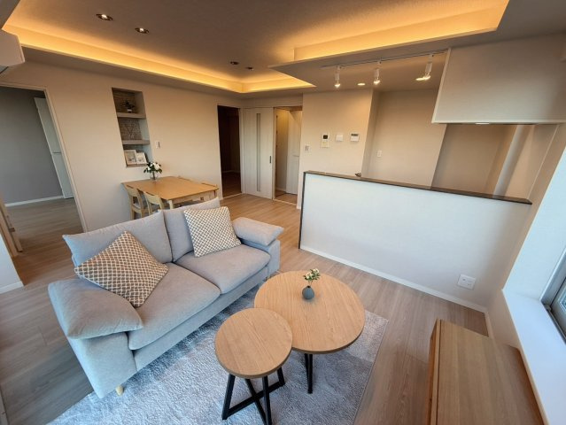 レ・ジェイド上北沢の居間・リビング|落ち着いた色味でまとめられたリビングは、上質で穏やかな印象。リラックスタイムはもちろん在宅ワークや趣味の時間にも適した、多目的に活用できる空間です。				