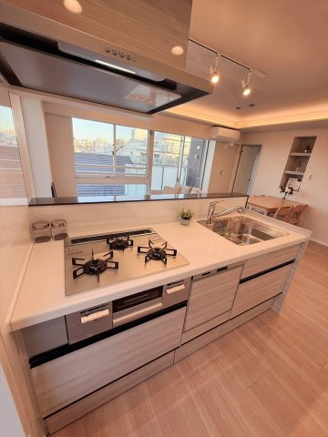 レ・ジェイド上北沢のキッチン|機能性とデザイン性を兼ね備えたシステムキッチン。収納力も豊富で、調理器具や食器をすっきり整理できます。毎日の料理が快適に楽しめる空間です。				