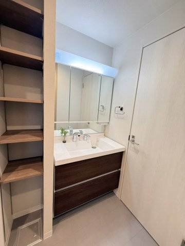 レ・ジェイド上北沢の洗面所|三面鏡付き洗面化粧台を採用。鏡裏収納も備えており、化粧品や小物をすっきり整理できます。身支度がしやすく、朝の準備も快適です。				