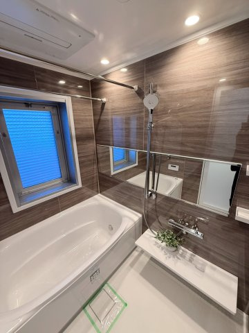 レ・ジェイド上北沢の浴室|上質な素材感と照明が印象的な、ホテルライクなバスルーム。自宅にいながら非日常感を味わえる設えで、心身ともにリラックスできます。忙しい日常から解放される、くつろぎの時間を演出します。			