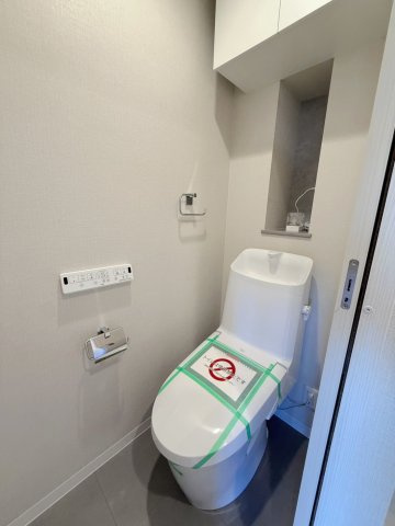 レ・ジェイド上北沢のトイレ|温水洗浄便座付きの清潔感あるトイレ空間。シンプルで落ち着いた内装に仕上げられており、毎日快適に使用できるよう機能性にも配慮されています。				