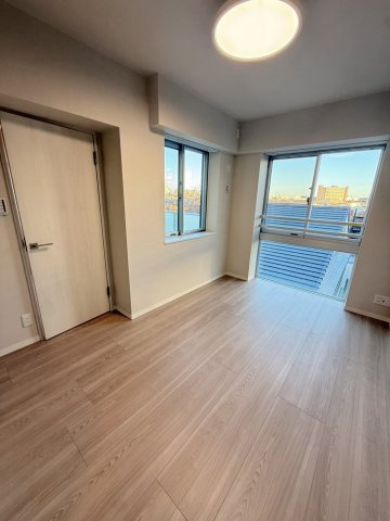 レ・ジェイド上北沢の洋室|窓からの採光が心地よい洋室。自然光が室内に広がり、明るく開放感のある空間を演出します。朝の目覚めも気持ちよく、日常を快適に支えてくれる居室です。				
				