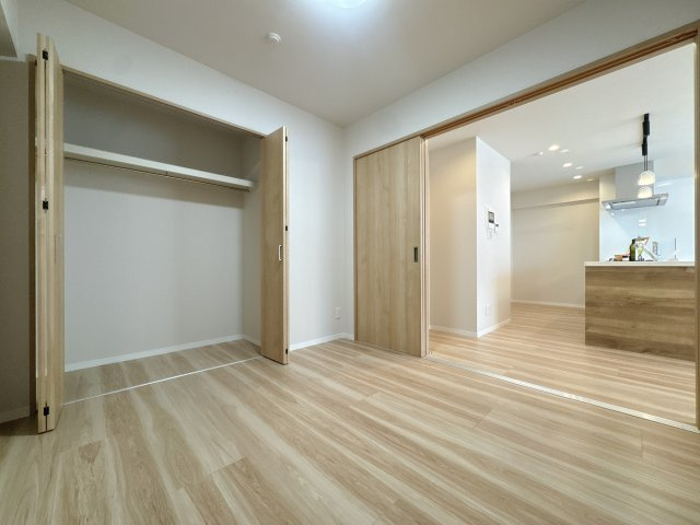 【洋室】 | ルネッサンス21春日ザ・パーク☆仲介手数料無料☆ | 隣接するお部屋を開放すれば、より広々とした大空間として多目的に活用いただけます。