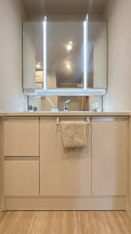 【独立洗面台】 | ルネッサンス21春日ザ・パーク☆仲介手数料無料☆ | 【忙しい朝も快適な三面鏡付き洗面台】使い勝手の良いワイドな独立洗面台。三面鏡の裏は収納スペースになっており、散らかりがちな小物もスッキリ片付きます。清潔感のある空間で、毎日の身支度がスムーズに。