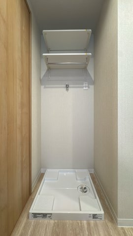【ランドリースペース】 | ルネッサンス21春日ザ・パーク☆仲介手数料無料☆ | 室内洗濯機置き場を完備。防水パン付きで万が一の漏水にも配慮されています。キッチンや洗面室からの動線も良く、効率よく家事をこなせる設計が魅力です。