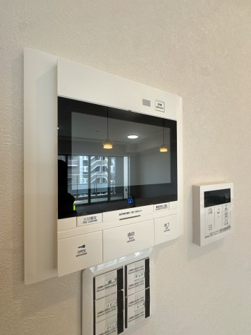 【防犯設備】 | ルネッサンス21春日ザ・パーク☆仲介手数料無料☆ | 【防犯設備】来客を確認できるTVモニター付きインターホンと、防犯性の高いオートロックを完備。