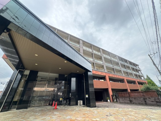 【外観】 | ルネッサンス21春日ザ・パーク☆仲介手数料無料☆ | 共用部は清掃が行き届き、非常にきれいな状態です。オートロック完備で防犯面も安心。住まう人の快適さを第一に考えた、品格のある分譲マンションです。