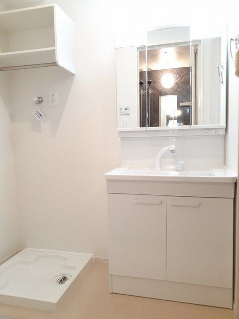 ペリドット鳴浜の洗面所|ゆったりとスペースのある洗面所