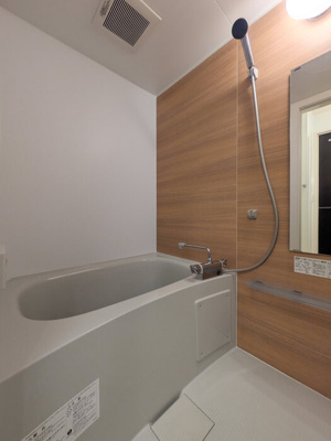 【浴室】 | Villa Hermitage Court | 落ち着いた空間のお風呂です