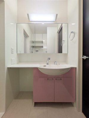 【洗面所】 | Villa Hermitage Court | ゆったりとスペースのある洗面所