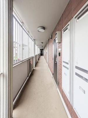 【バルコニー】 | Villa Hermitage Court | 開放的で明るい空間を演出してくれるバルコニーです