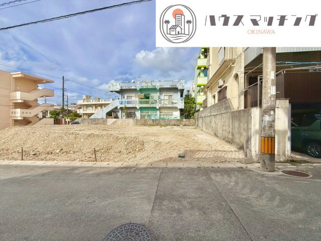 那覇市長田２丁目の売地の前面道路含む現地写真|2025年10月撮影／建築条件なし