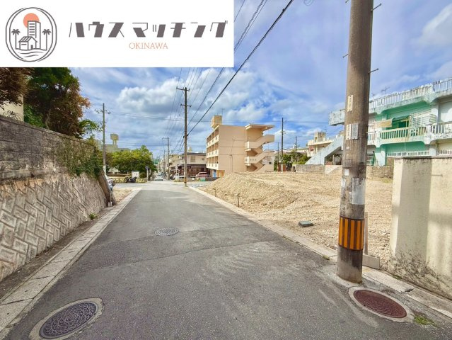 那覇市長田２丁目の売地の前面道路含む現地写真|2025年10月撮影／建築条件なし