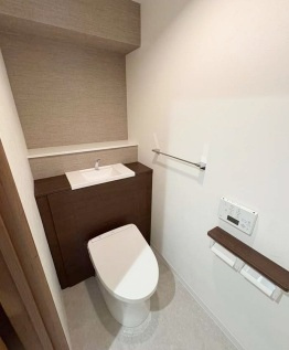 【トイレ】 | アヴァンセ岡本 | トイレには快適な温水洗浄便座付き
