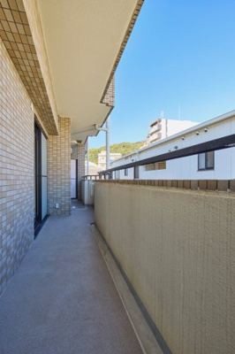 【バルコニー】 | アヴァンセ岡本 | 南東向きバルコニーからの朝日がたっぷりと差し込みます