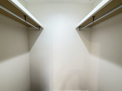 【収納】 | 嘉手納屋良Ⅱ（全5棟）5号棟 | 5号棟　洋室6.1帖＋WIC付き♪
