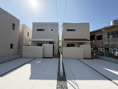 【外観】 | 嘉手納屋良Ⅱ（全5棟）5号棟 | 5号棟　並列駐車2台完備♪