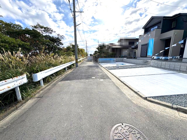 【その他】 | 福岡市東区美和台4丁目2期　1号棟（全2棟）【仲介手数料無料・0円】 | 現地写真。前面道路です。